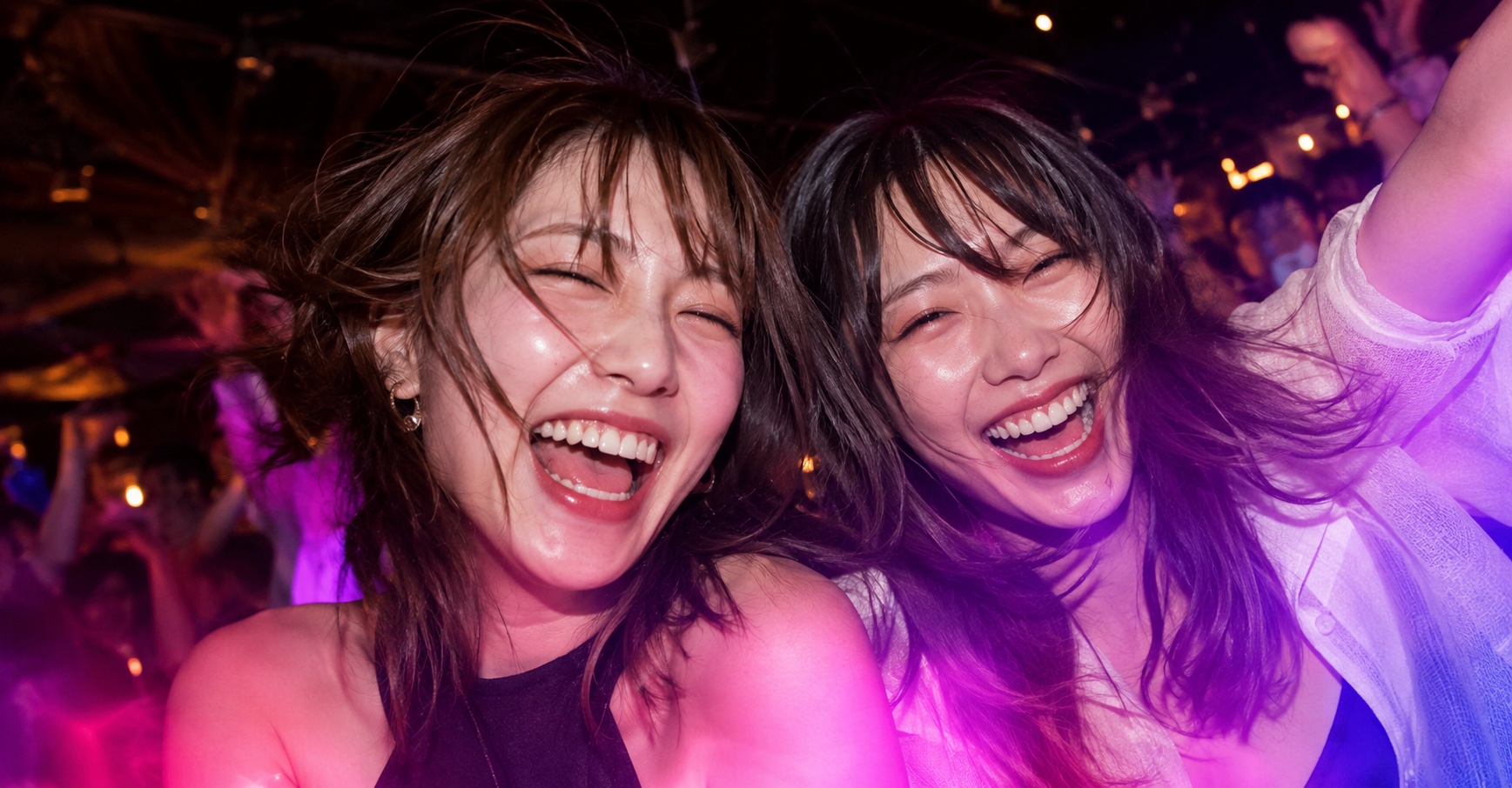 「屋外イベントで笑顔で過ごす参加者たち」