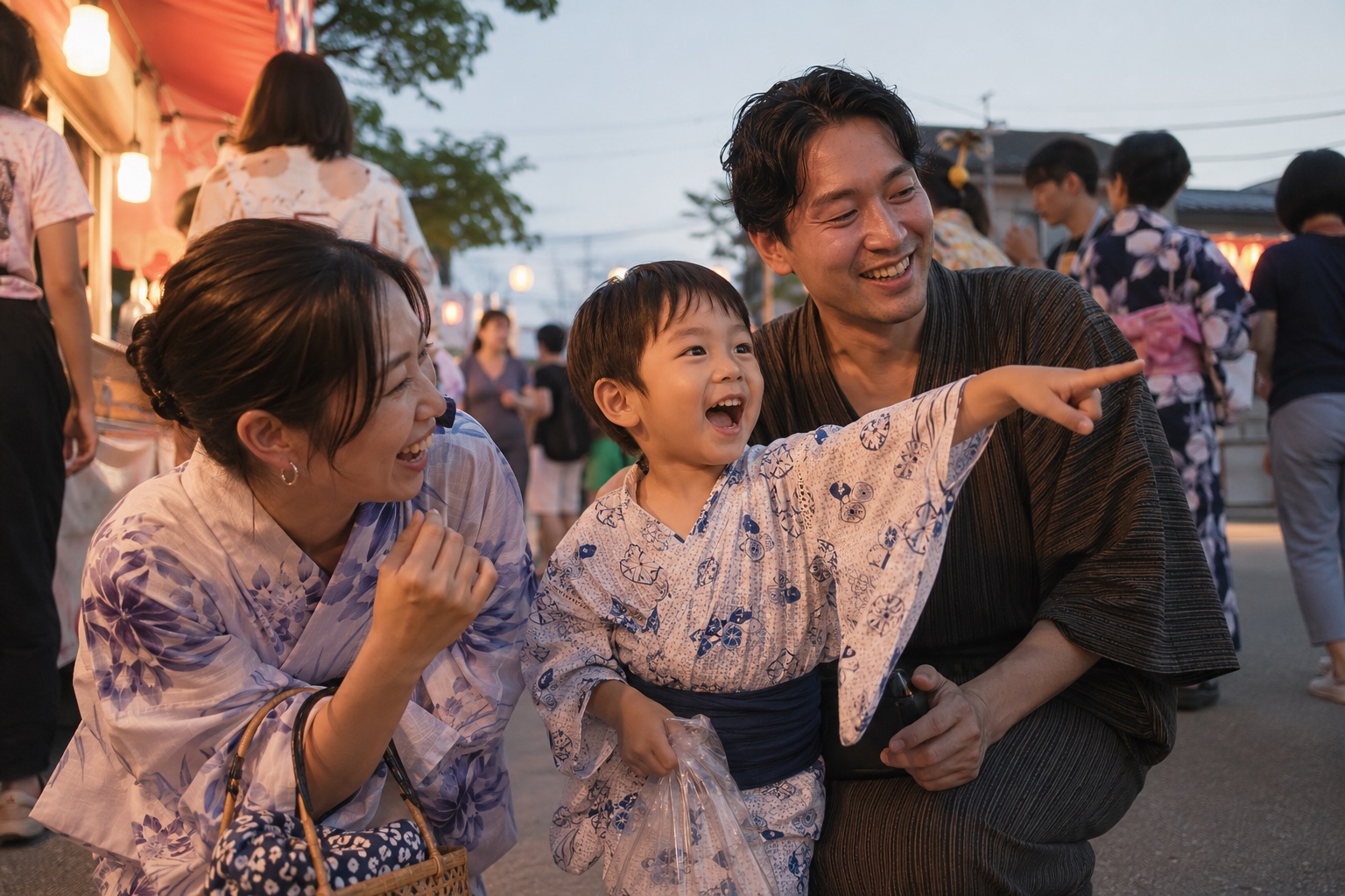 「夏祭りを楽しむ家族の様子」