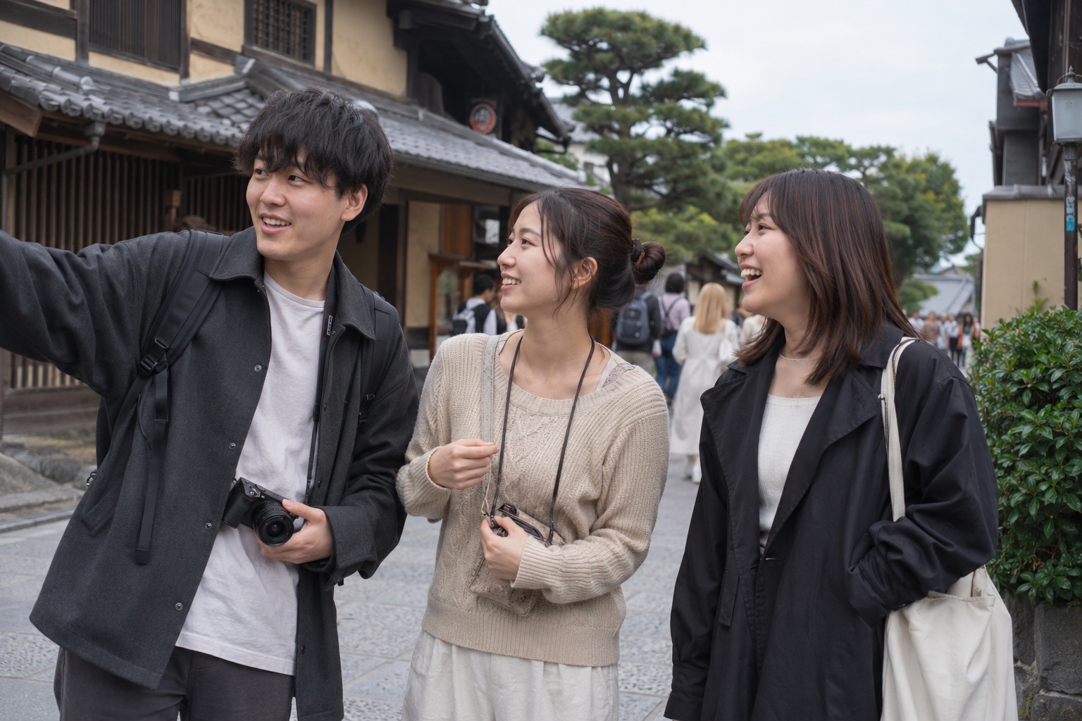 「旅行先の街並みを楽しむ友人たち」